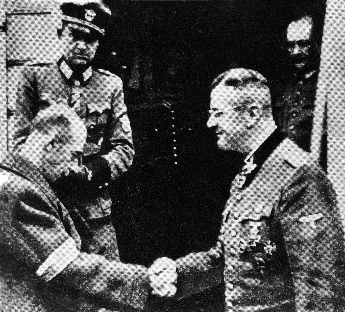 Podpisanie kapitulacji Powstania Warszawskiego. Z lewej gen. Tadeusz Bor-Komorowski, z prawej gen. Erich von dem Bach-Zelewski