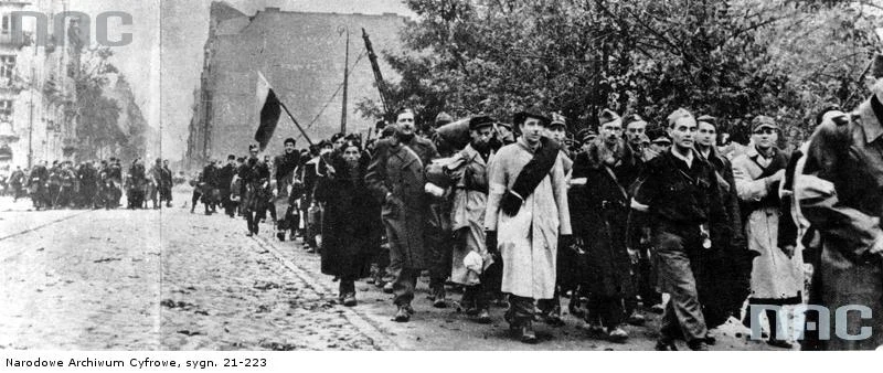 Powstanie Warszawskie - oddziały Armii Krajowej opuszczają miasto po kapitulacji