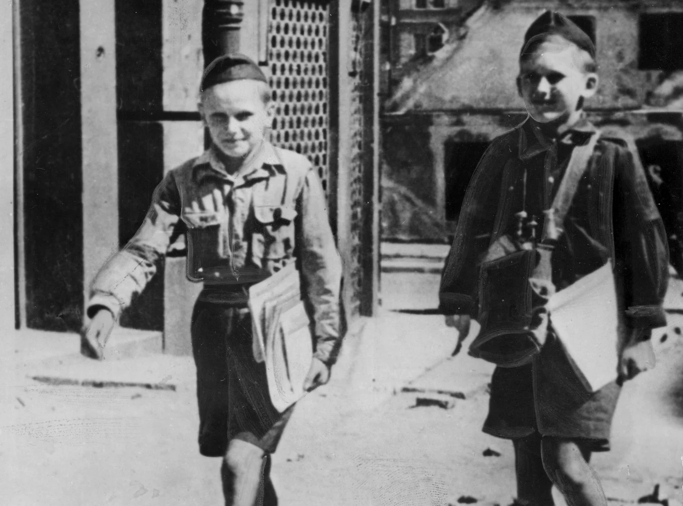 Powstanie Warszawskie, kolporterzy prasy powstańczej Powstanie Warszawskie, kolporterzy prasy powstańczej