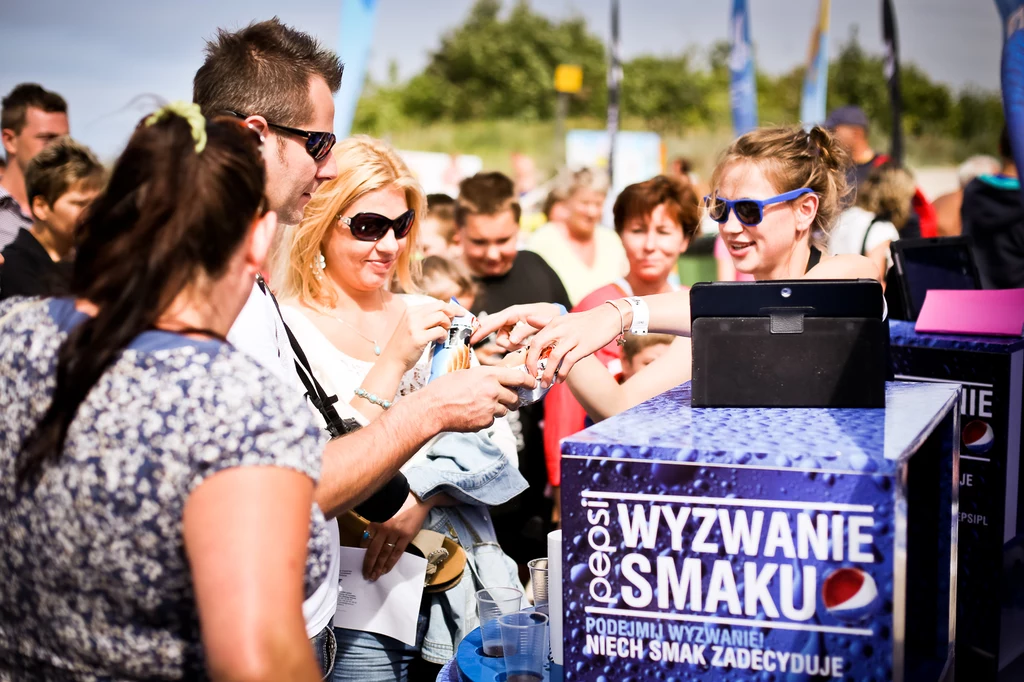 Każdy ma okazję wziąć udział w ślepym teście-zabawie, czyli dostaje Pepsi i inny napój typu cola w nieoznaczonych kubkach. W tym roku na wybranych eventach będzie można podjąć wyzwanie smaku także na napojach typu cola bez cukru Każdy ma okazję wziąć udział w ślepym teście-zabawie, czyli dostaje Pepsi i inny napój typu cola w nieoznaczonych kubkach. W tym roku na wybranych eventach będzie można podjąć wyzwanie smaku także na napojach typu cola bez cukru