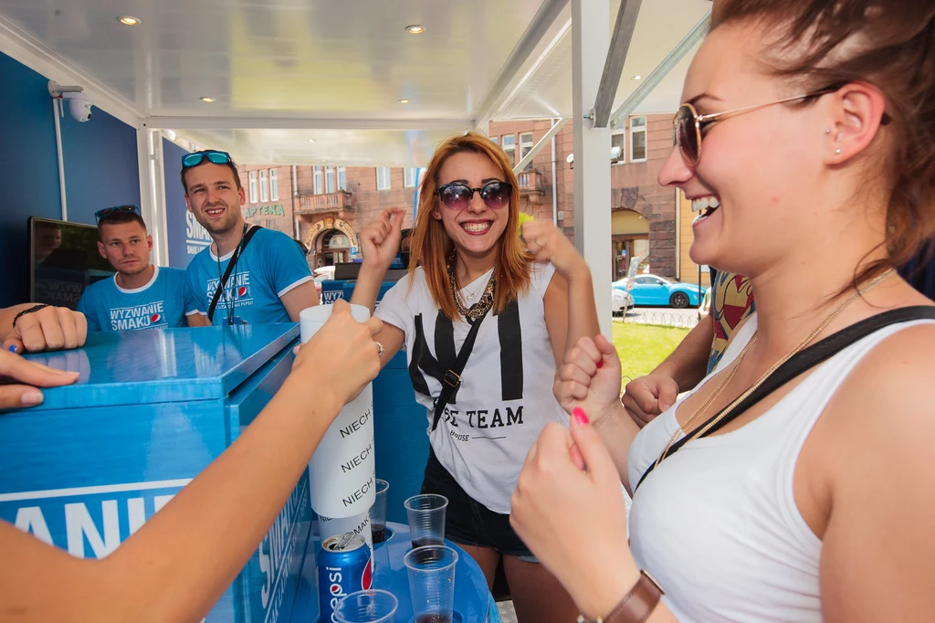 Każdy ma okazję wziąć udział w ślepym teście-zabawie, czyli dostaje Pepsi i inny napój typu cola w nieoznaczonych kubkach. W tym roku na wybranych eventach będzie można podjąć wyzwanie smaku także na napojach typu cola bez cukru Każdy ma okazję wziąć udział w ślepym teście-zabawie, czyli dostaje Pepsi i inny napój typu cola w nieoznaczonych kubkach. W tym roku na wybranych eventach będzie można podjąć wyzwanie smaku także na napojach typu cola bez cukru