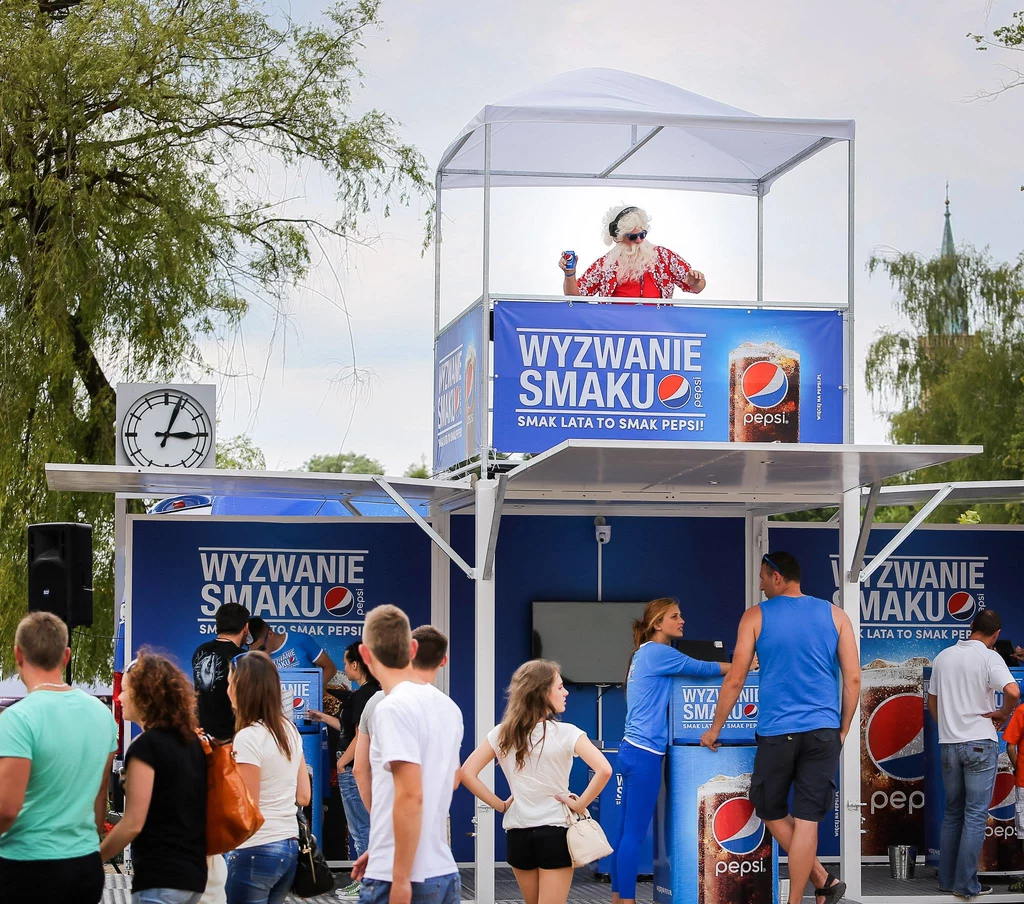 Każdy ma okazję wziąć udział w ślepym teście-zabawie, czyli dostaje Pepsi i inny napój typu cola w nieoznaczonych kubkach. W tym roku na wybranych eventach będzie można podjąć wyzwanie smaku także na napojach typu cola bez cukru Każdy ma okazję wziąć udział w ślepym teście-zabawie, czyli dostaje Pepsi i inny napój typu cola w nieoznaczonych kubkach. W tym roku na wybranych eventach będzie można podjąć wyzwanie smaku także na napojach typu cola bez cukru