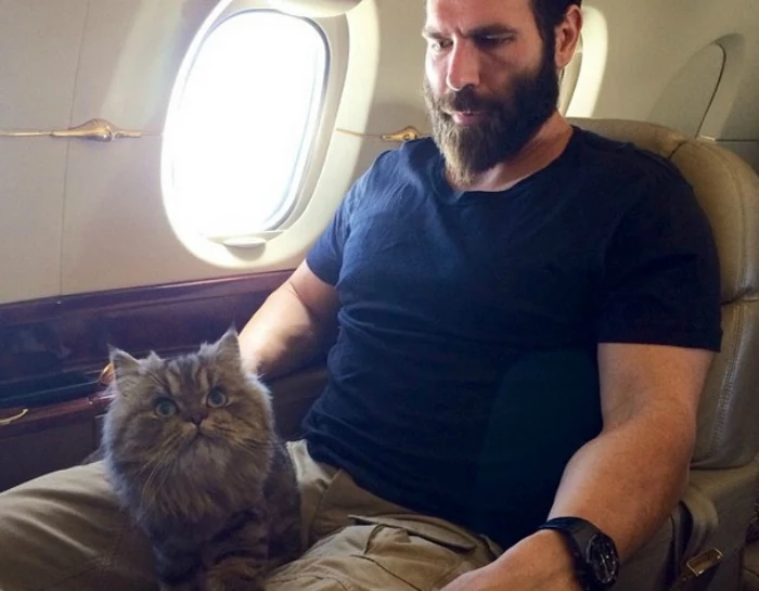 Dan Bilzerian nie rostaje się ze Smushball nawet na krok - zabiera ją ze sobą na wszystkie turnieje pokerowe, w których bierze udział