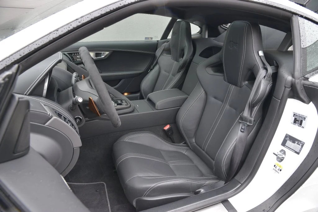 Kubełkowe fotele nie tylko dają świetne podparcie, są też duże i wygodne, dzięki czemu nie męczą nawet po kilku godzinach jazdy.