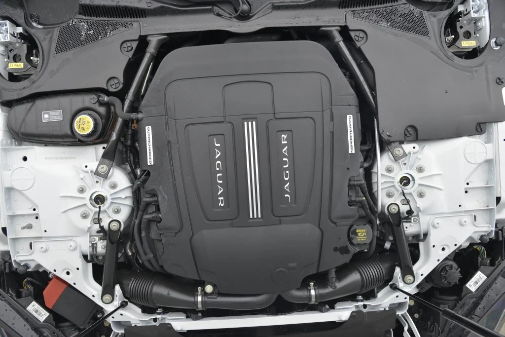 Dzięki doładowaniu kompresorem, 5-litrowy silnik najmocniejszego F-Type'a rozwija swoją moc w wyjątkowo przewidywalny, liniowy sposób.