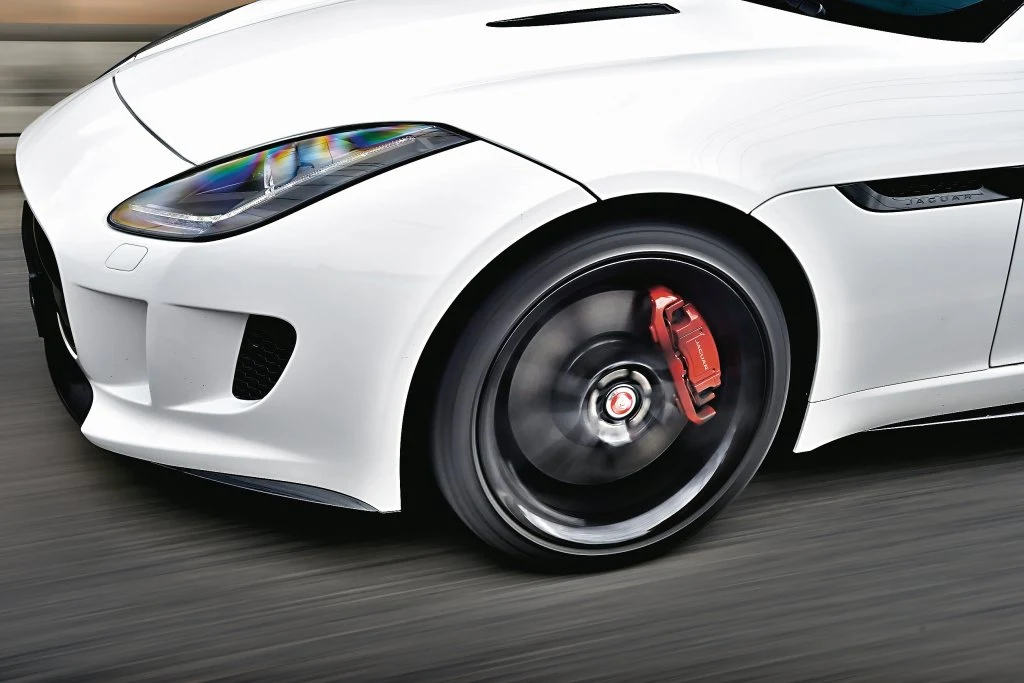 Przednie tarcze mają średnicę 380, a tylne – 376 mm. Skuteczność tych hamulców jest wręcz fenomenalna.