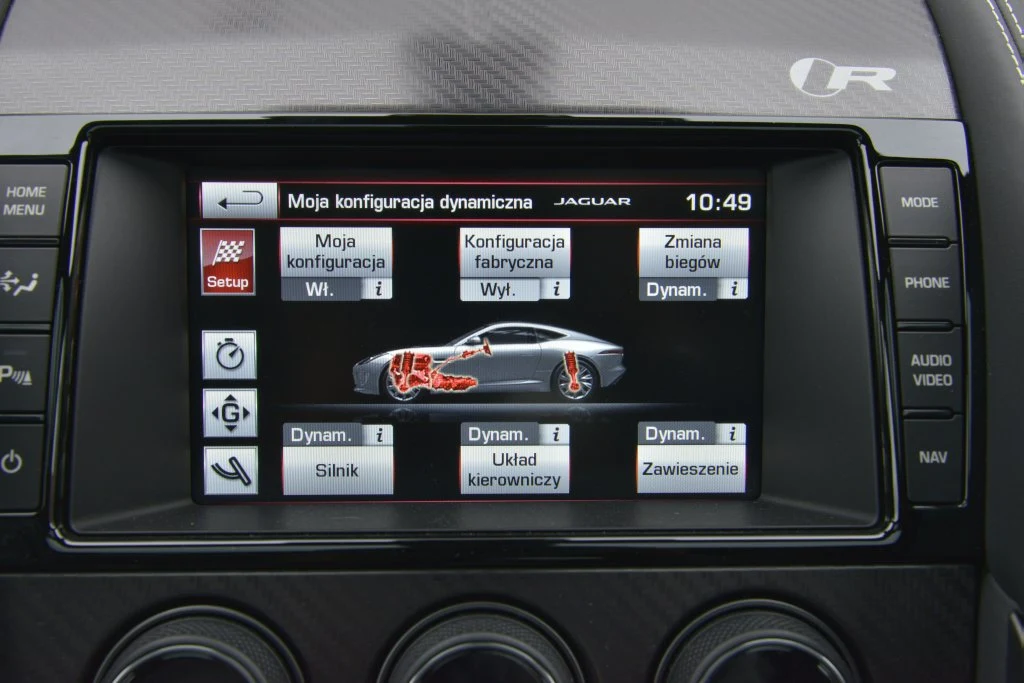 Można konfigurować pracę elementów decydujących o charakterze auta – silnika, automatu, układu kierowniczego i zawieszenia. W zależności od wyboru, jeździ się dobrze albo fenomenalnie.