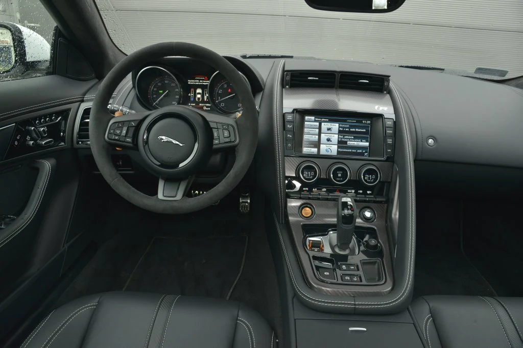 Nie brak tu drogich materiałów (jak zamsz na kierownicy), ale jakość niektórych nie przystaje do auta w tej cenie.