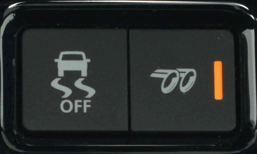 Prawy przycisk zmienia dźwięk wydechu z całkiem efektownego na absolutnie niepowtarzalny.