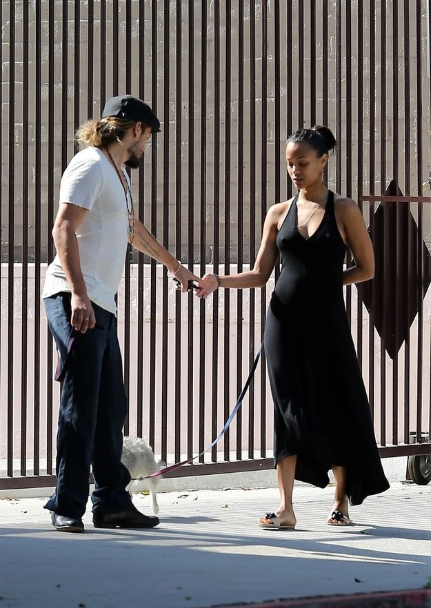 Zoe Saldana na spacerze z mężem Zoe Saldana na spacerze z mężem