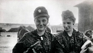 Powstanie Warszawskie, dziewczyny w zdobycznych panterkach z pistoletem maszynowym