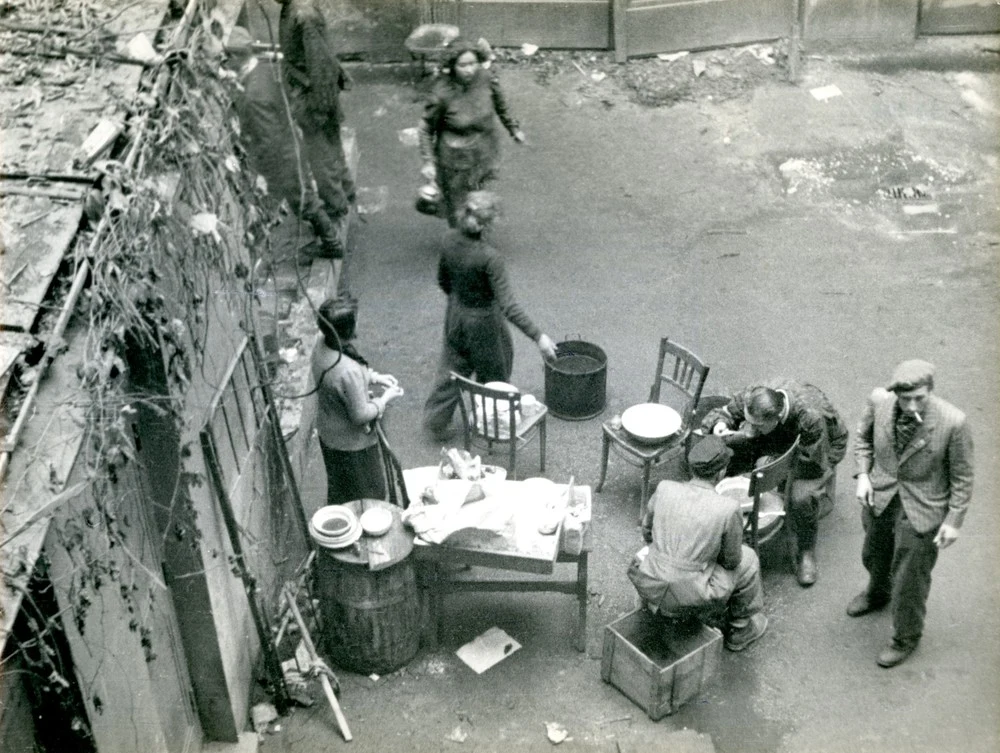 Powstanie Warszawskie. Podwórze domu przy ulicy Jasnej 17, około 25.09.1944. "Stołówka" oddziałów batalionu "Gustaw" na podwórzu