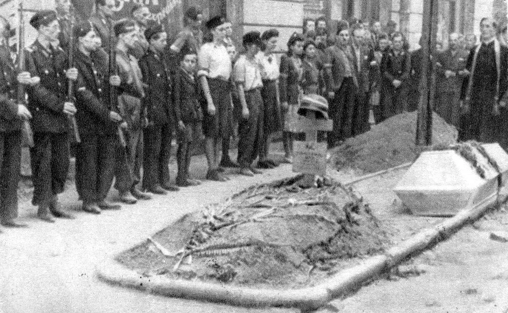 Powstanie Warszawskie, pogrzeb powstańca, Warszawa 1944
