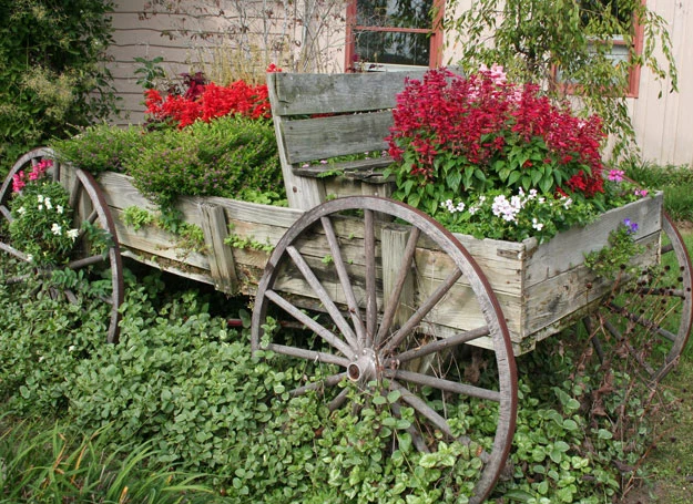 Do toskańskiego ogrodu rustykalnego możesz wstawić oryginalne, drewniane ozdoby
