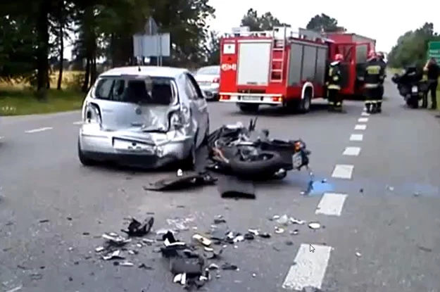 Jadący za autem motocyklista nie zauważył, że kierowca samochodu zwolnił chcąc wykonać manewr skrętu w lewo. Jego BMW wbiło się w tył pojazdu