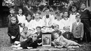Ksiądz Karol Wojtyła z ministrantami w Niegowici, 1949