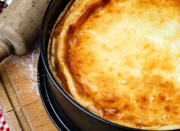 Przy pieczonym serniku istnieje ryzyko powstania zakalca, ale go również można wykorzystać w kuchni.