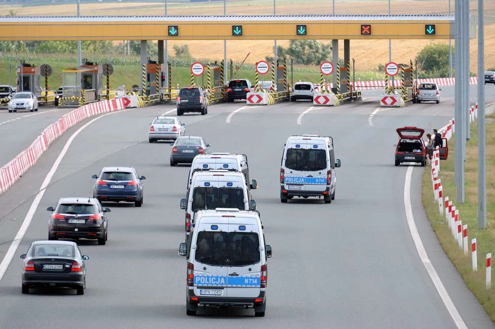 Zgodnie z ustawą o autostradach płatnych oraz o Krajowym Funduszu Drogowym z opłat za przejazd autostradą są zwolnione m.in. pojazdy uprzywilejowane