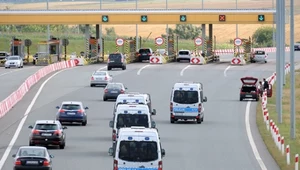 Zgodnie z ustawą o autostradach płatnych oraz o Krajowym Funduszu Drogowym z opłat za przejazd autostradą są zwolnione m.in. pojazdy uprzywilejowane