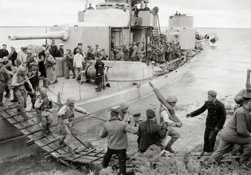 Radziecki desant na Amurze schodzi z pokładu monitora typu "Szkwał" Radziecki desant na Amurze schodzi z pokładu monitora typu "Szkwał"