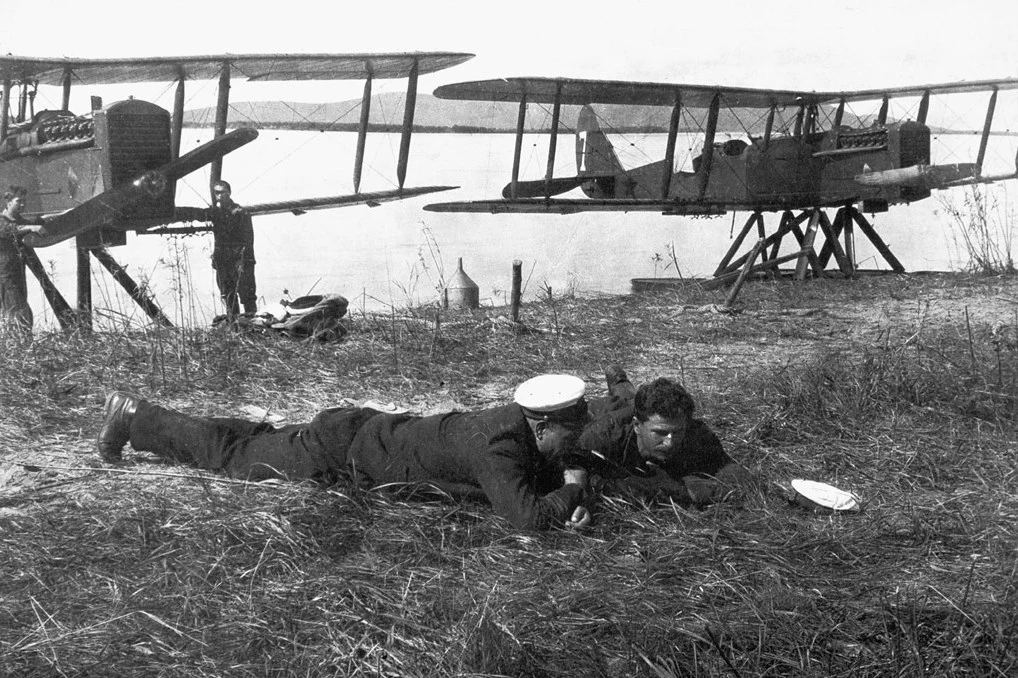 Po lewej leży dowódca 68. Samodzielnej Eskadry Wodnopłatowców Rzecznych, kpt. Edward Lucht, który zasłynął z topienia chińskich jeńców. W tle samoloty MR-1