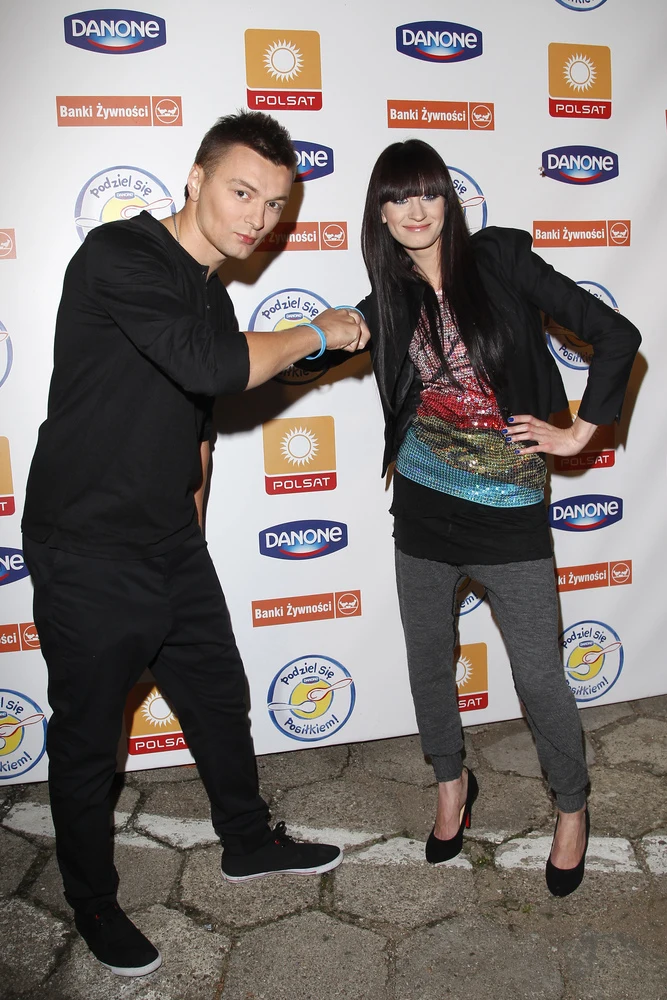 Sylwia Grzeszczak i Liber podczas akcji "Podziel się posiłkiem" Sylwia Grzeszczak i Liber podczas akcji "Podziel się posiłkiem"