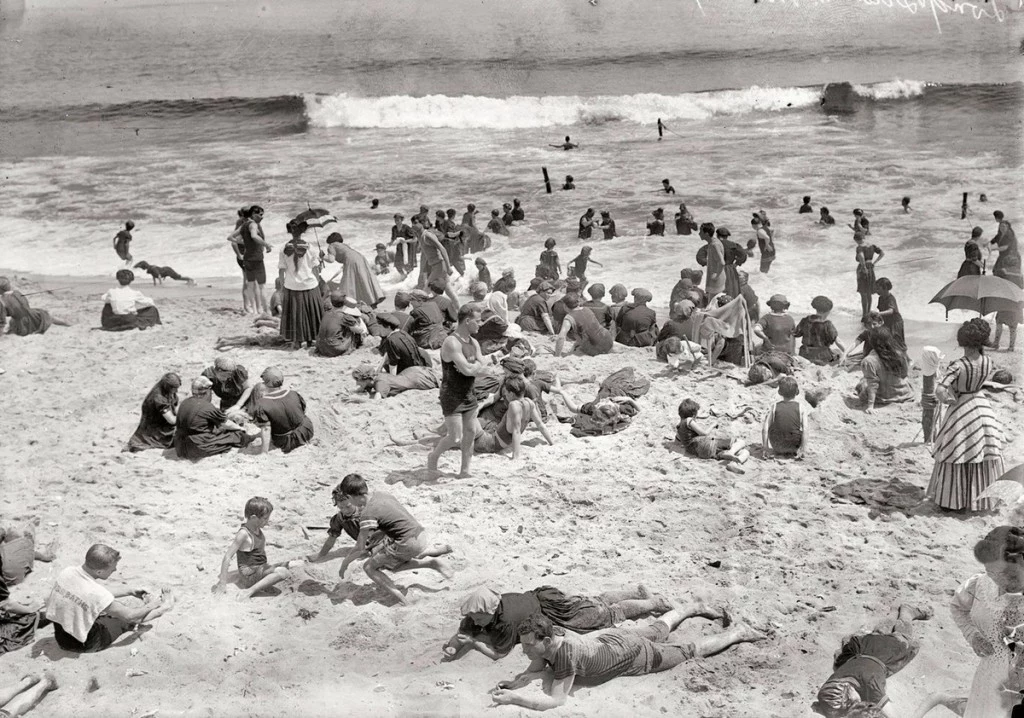 Kiedyś nieliczni plażowicze decydowali się na włożenie strojów kąpielowych