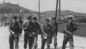 W drodze do Kielc. Jedna z drużyn na trasie marszu. W głębi widoczne ruiny zamku w Chęcinach, 1939, Ilustrowany Kuryer Codzienny