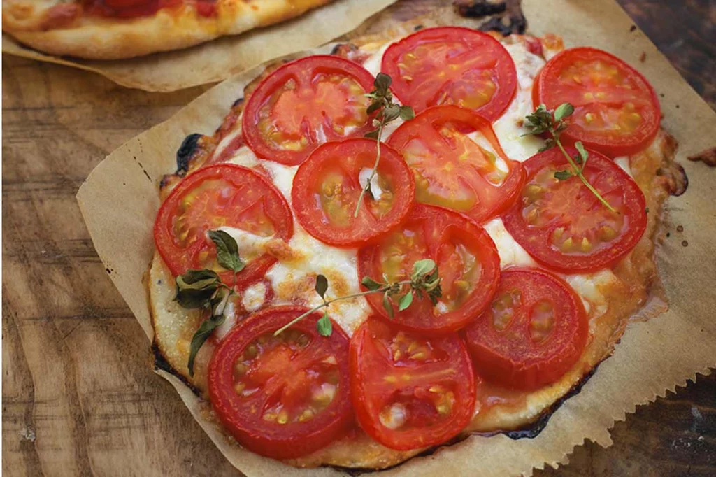 Współczesna pizza z pomidorami, mozzarellą i bazylią, czyli margherita, powstała w Neapolu w 1889 roku na cześć królowej Małgorzaty Sabaudzkiej, fot. Eliza Mórawska Współczesna pizza z pomidorami, mozzarellą i bazylią, czyli margherita, powstała w Neapolu w 1889 roku na cześć królowej Małgorzaty Sabaudzkiej, fot. Eliza Mórawska