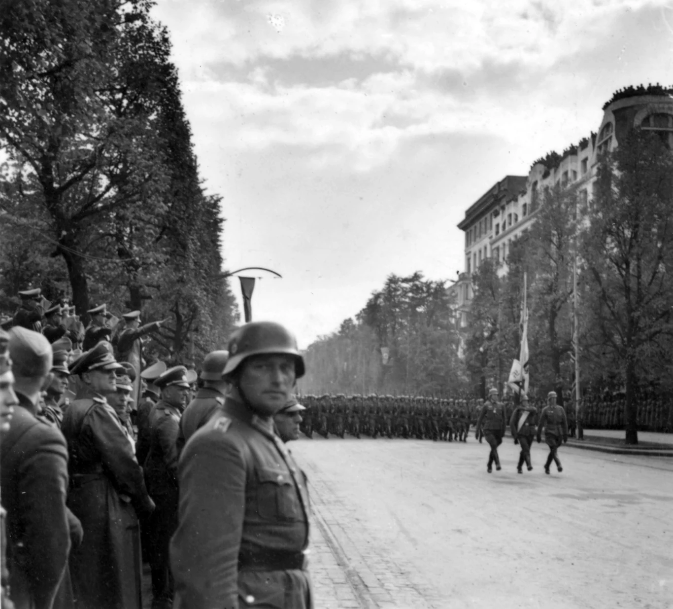 Uroczysta defilada wojsk niemieckich w Warszawie. Na trybunie Adolf Hitler