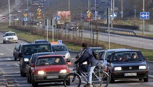 Rowerzysta powinien obowiązkowo płacić podatek drogowy i OC.  Powinien również posiadać kartę rowerową i znać przepisy ruchu drogowego i dostawać punkty karne"