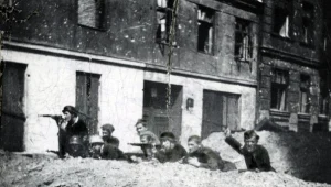 Powstanie warszawskie, powstańcy na barykadzie