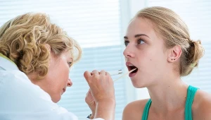 Nagłe zmiany pogody, picie zimnych napojów i jedzenie lodów sprzyjają anginie