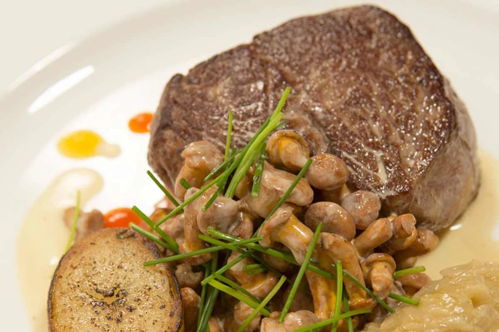 Filet mignon z kurkami i cebulą Filet mignon z kurkami i cebulą