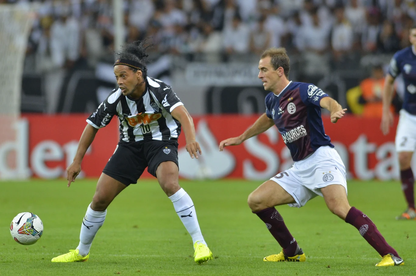 Ronaldinho (z lewej) ma zamiar grać do 42 roku życia Ronaldinho (z lewej) ma zamiar grać do 42 roku życia