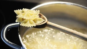 Makaron kipi w czasie gotowania? Połóż to na garnku, a rozwiążesz problem