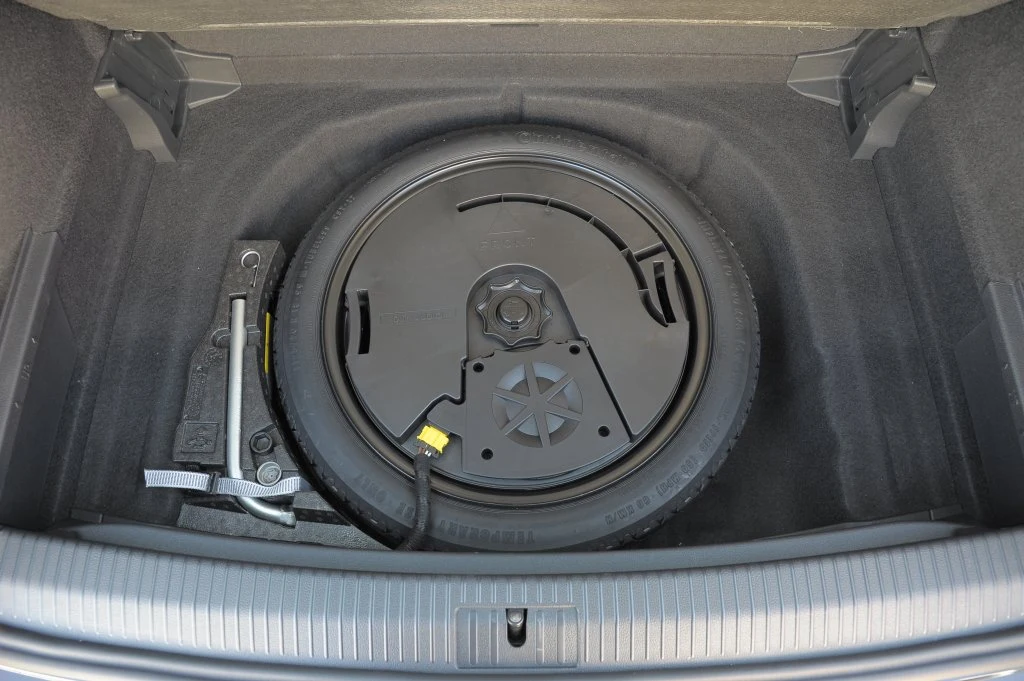 Pod spodem zmieściło się jeszcze dojazdowe koło zapasowe i subwoofer systemu Dynaudio. Pod spodem zmieściło się jeszcze dojazdowe koło zapasowe i subwoofer systemu Dynaudio.