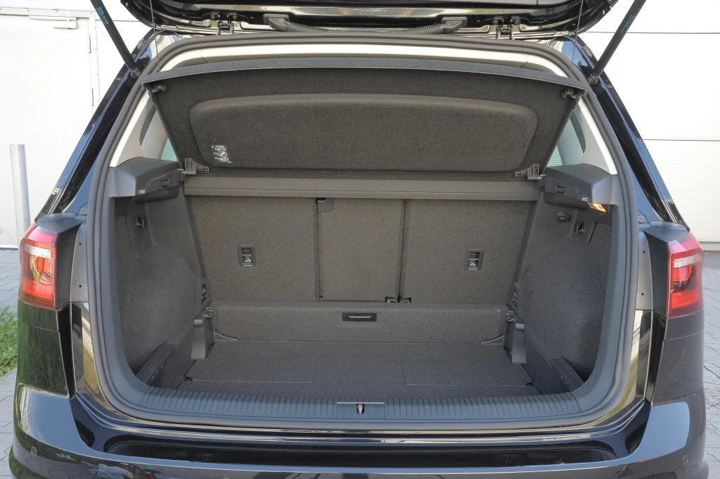 Bagażnik mieści standardowo 500 l. Bagażnik mieści standardowo 500 l.