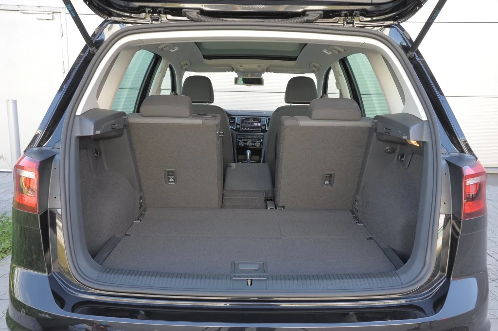 Tylne oparcie dzielone w proporcjach 40:20:40 pozwala przewieźć dłuższe przedmioty nawet gdy autem jadą cztery osoby. Tylne oparcie dzielone w proporcjach 40:20:40 pozwala przewieźć dłuższe przedmioty nawet gdy autem jadą cztery osoby.