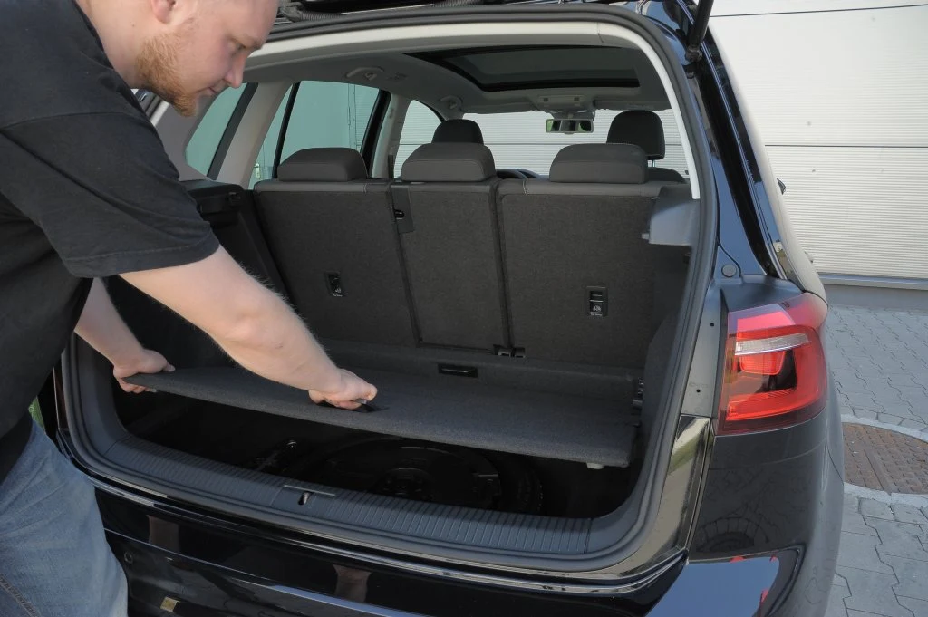 Podłogę bagażnika można ustawić na dwóch poziomach. Podłogę bagażnika można ustawić na dwóch poziomach.