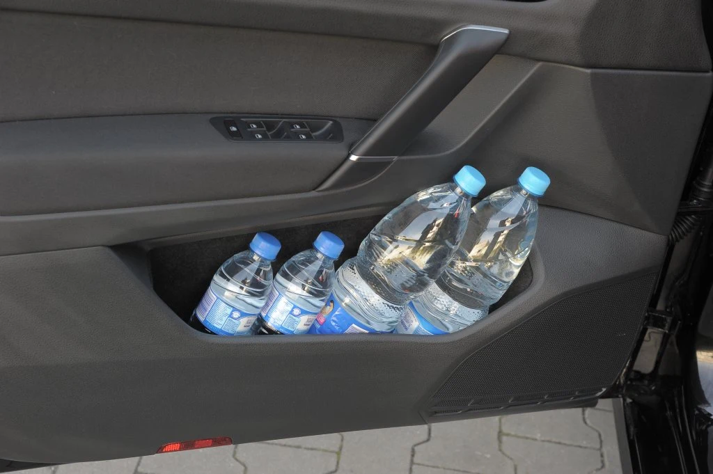 Kieszenie w przednich drzwiach są tak duże, że mieszczą dwie 1,5-litrowe butelki i dwie kolejne, mniejsze. Kieszenie w przednich drzwiach są tak duże, że mieszczą dwie 1,5-litrowe butelki i dwie kolejne, mniejsze.