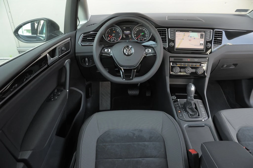 Choć kokpit różni się od tych z pozostałych Golfów, i tak od razu widać, że siedzimy w Volkswagenie. Staranność wykonania, jakość tworzyw i tapicerki, ergonomia – w tych kwestiach wnętrze Sportsvana nie ma słabych stron. Choć kokpit różni się od tych z pozostałych Golfów, i tak od razu widać, że siedzimy w Volkswagenie. Staranność wykonania, jakość tworzyw i tapicerki, ergonomia – w tych kwestiach wnętrze Sportsvana nie ma słabych stron.