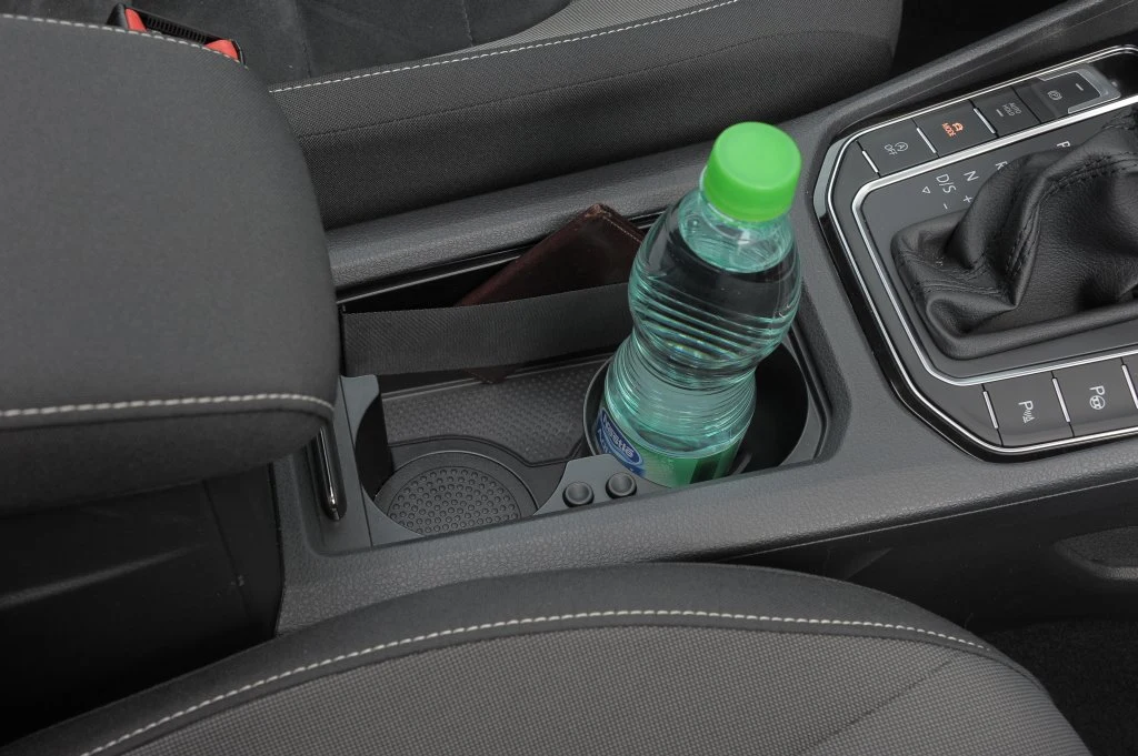 Gumowa taśma obok uchwytów na napoje pozwala bardzo pewnie zamocować np. portfel albo telefon. Gumowa taśma obok uchwytów na napoje pozwala bardzo pewnie zamocować np. portfel albo telefon.