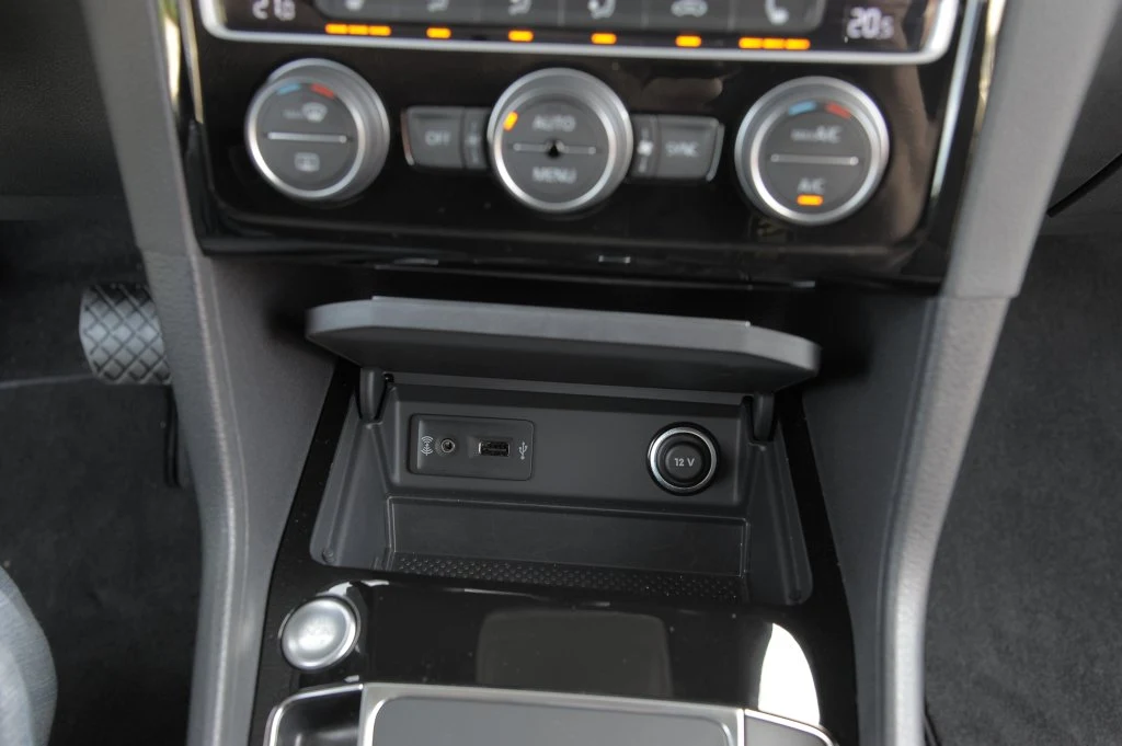 Jedyny element w kabinie, który nie robi dobrego wrażenia to chybotliwa pokrywa schowka. Jedyny element w kabinie, który nie robi dobrego wrażenia to chybotliwa pokrywa schowka.