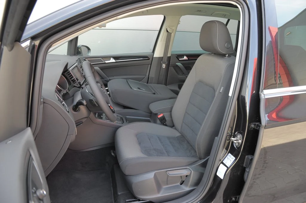 Oparcie prawego można złożyć – wtedy do auta zmieszczą się przedmioty o długości 2,5 m. Oparcie prawego można złożyć – wtedy do auta zmieszczą się przedmioty o długości 2,5 m.