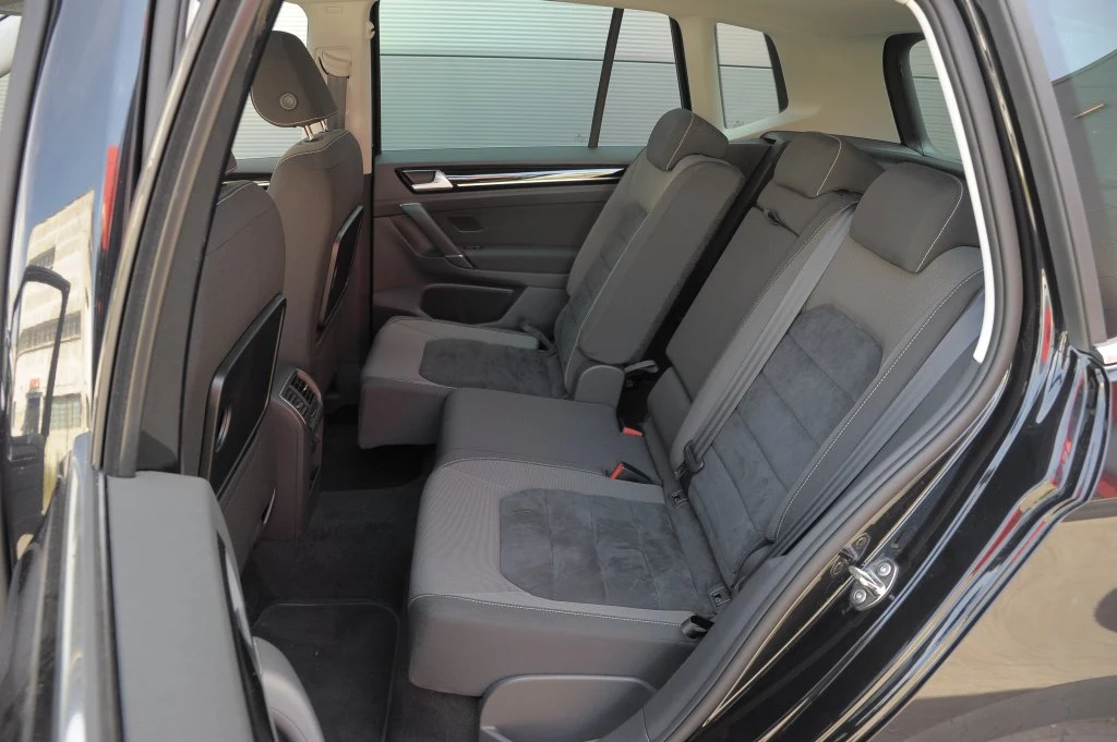 Obie części kanapy można przesuwać w zakresie 18 cm. Obie części kanapy można przesuwać w zakresie 18 cm.