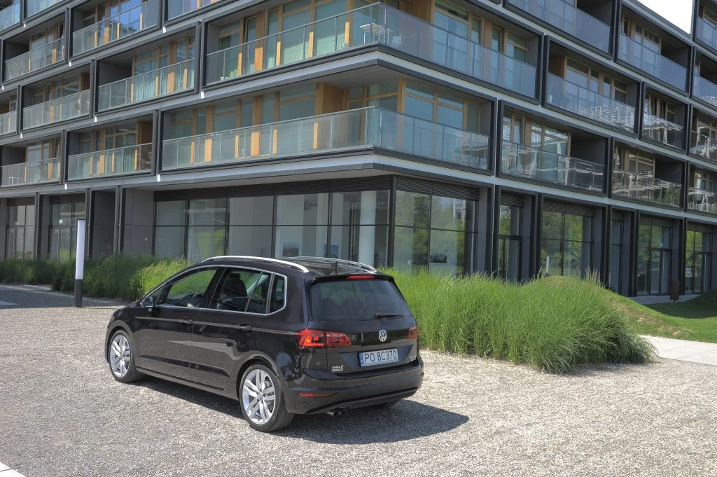 18-calowe felgi dobrze wyglądają, ale wyraźnie ograniczają komfort jazdy. Przyciemniane tylne światła – tylko w topowej odmianie Highline. 18-calowe felgi dobrze wyglądają, ale wyraźnie ograniczają komfort jazdy. Przyciemniane tylne światła – tylko w topowej odmianie Highline.