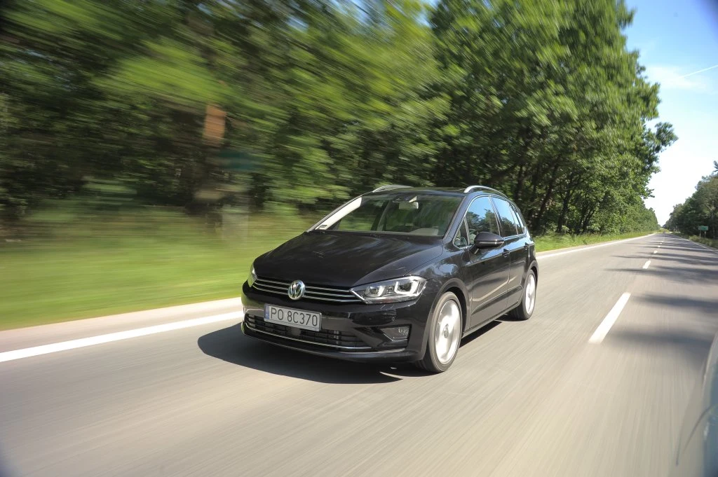 Chromowany grill wyróżnia odmiany Comfortline i Highline. Tylko ta druga bez dopłaty oferuje światła przeciwmgielne. Chromowany grill wyróżnia odmiany Comfortline i Highline. Tylko ta druga bez dopłaty oferuje światła przeciwmgielne.