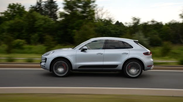 Porsche z silnikiem turbo, nawet jeśli to SUV, musi być szybkie. Efekt? Przyspieszenie 0-100 km/h w 4,4 sekundy.