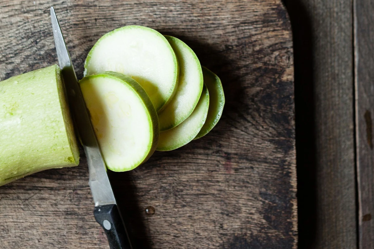 Cukinię wystarczy zetrzeć lub pokroić na cienkie plastry, a następnie wsunąć do piekarnika